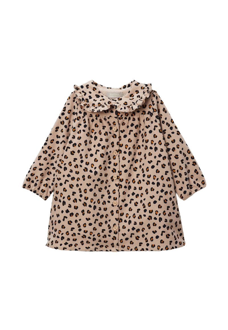 Robe imprimée léopard en tissu beige doux, avec un col volanté, des manches longues et une fermeture à boutons à l'avant avec des boutons en bois.