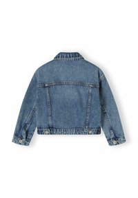 Veste en denim bleu clair avec des manches longues, un col pointu et deux poches avant. Dotée de boutons en métal argenté et d'une coupe classique.