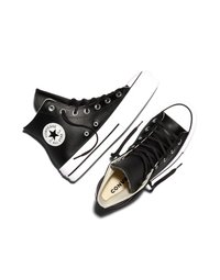 Czarne skórzane trampki Converse za kostkę z białą gumową podeszwą, czarnymi sznurówkami oraz okrągłym logo Converse All Star na kostce.