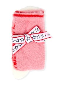 Calzini rosa soffici con strisce rosse e una morbida fodera bianca, legati con un nastro bianco decorato con stelle blu scuro e una striscia rosa.