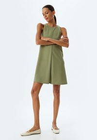 Koton SLEEVELESS MINI - Trikoomekko - khaki