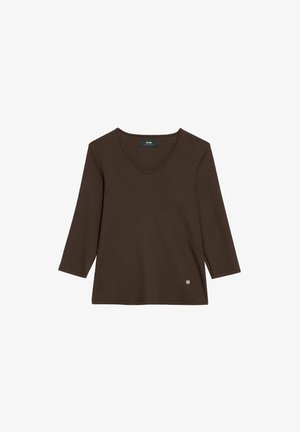 Ciemnobrązowa koszula z dekoltem w serek i długimi rękawami z małym złotym emblematem w okolicy dołu, wyeksponowana na białym tle.