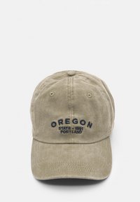 Khaki színű baseball sapka hímzett felirattal, amelyen az olvasható: "OREGON STATE 1991 PORTLAND." Kerekített karimával és hat paneles kivitelezéssel készült.