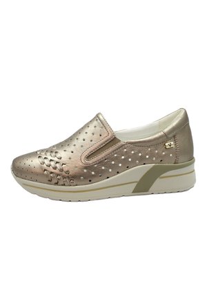 Scarpa slip-on da donna beige metallizzato con tomaia traforata, dettagli intrecciati vicino alla punta, pannelli laterali elastici e suola spessa bianca con accento beige.