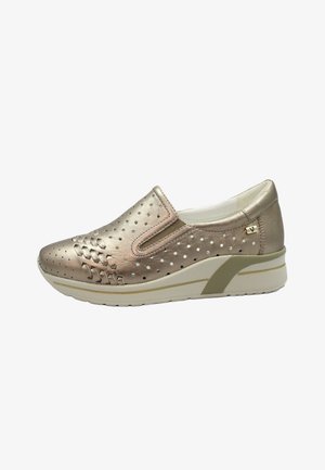 Scarpa slip-on da donna beige metallizzato con tomaia traforata, dettagli intrecciati vicino alla punta, pannelli laterali elastici e suola spessa bianca con accento beige.