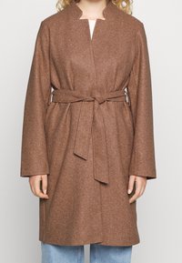 Brun uldblandingsfrakke med bælte, lange ærmer og slagkrave, med en afslappet pasform og tekstureret stof.
