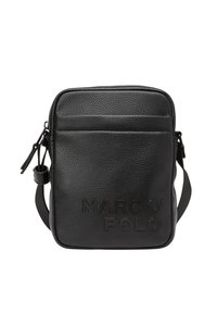 Borsa a tracolla in pelle nera con finitura testurizzata, dotata di una tasca frontale con zip e logo "MARCO POLO" in rilievo. Tracolla regolabile.
