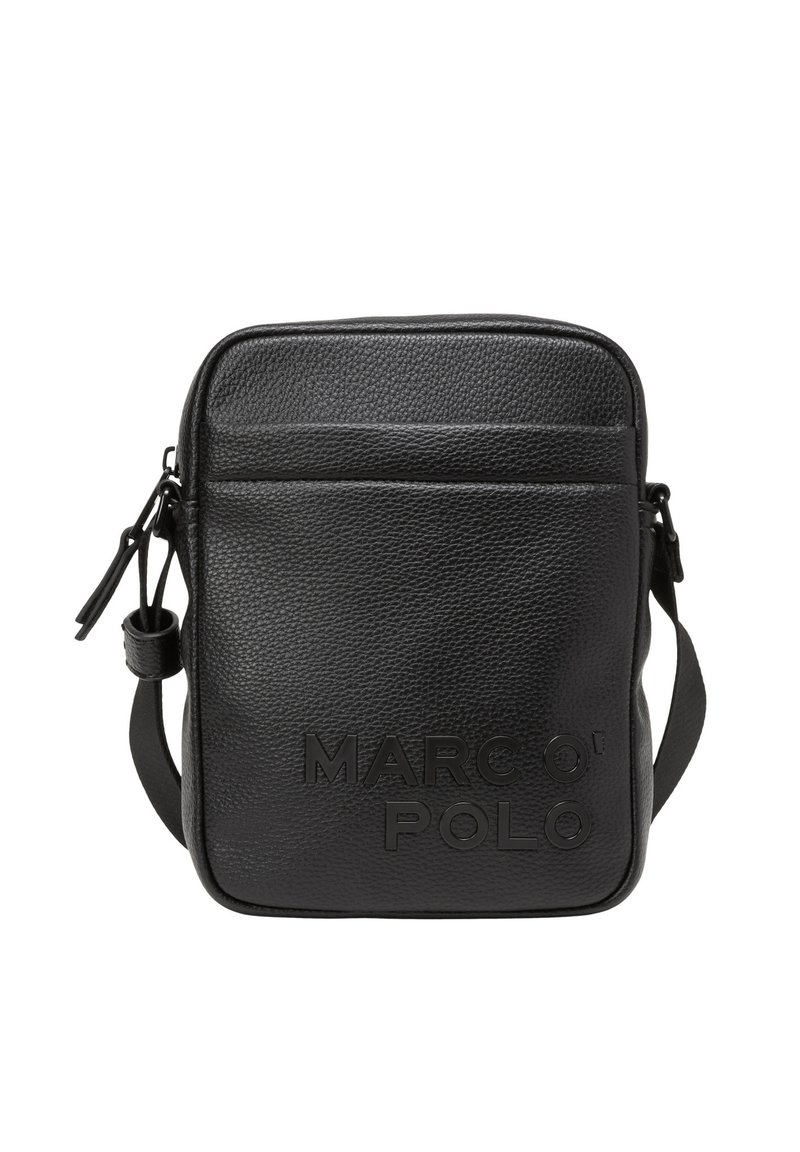 Borsa a tracolla in pelle nera con finitura testurizzata, dotata di una tasca frontale con zip e logo "MARCO POLO" in rilievo. Tracolla regolabile.