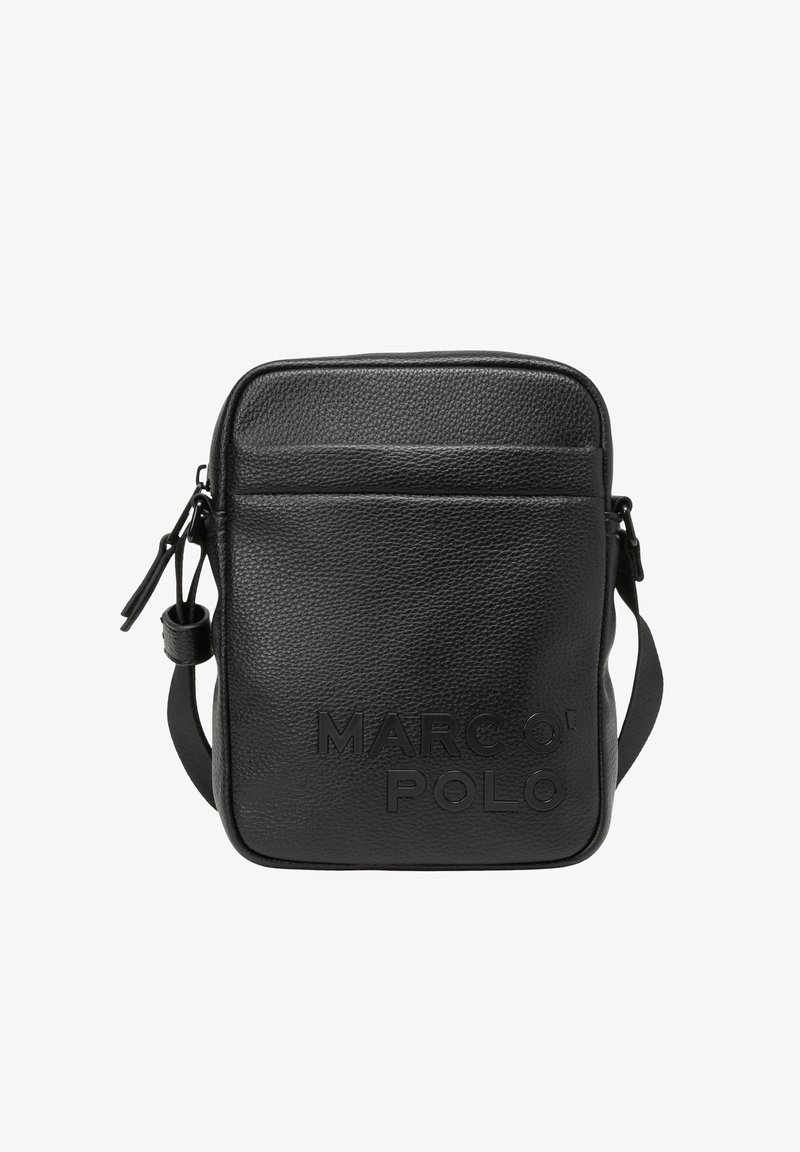 Borsa a tracolla in pelle nera con finitura testurizzata, dotata di una tasca frontale con zip e logo "MARCO POLO" in rilievo. Tracolla regolabile.