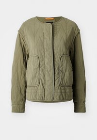 Oliwkowa pikowana kurtka z okrągłym dekoltem, zapięciem na guziki z przodu i dwoma bocznymi kieszeniami; posiada diamentowy wzór i fakturowaną tkaninę.