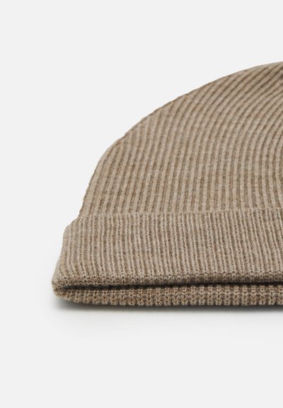 Gorro canelado castanho com dobra na parte de cima, feito de um material macio semelhante à lã, com uma superfície texturizada e um formato justo.