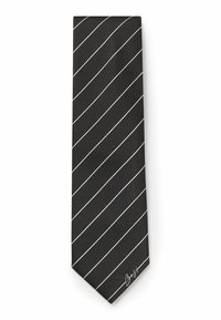 Noeud papillon noir avec des rayures diagonales blanches, en tissu lisse. Présente une pointe aiguë et un petit logo dans le coin inférieur.
