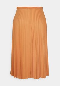 Jupe midi plissée orange brûlé avec taille élastique ornée du logo Lacoste en répétition, présentée sur un fond clair uni.
