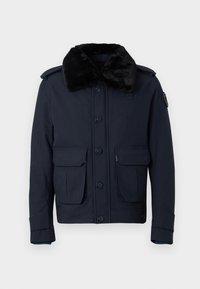 Marineblauwe jas met een nepbontkraag, knoopsluiting en twee voorzakken. Heeft schouderepauletten en extra details op de mouwen.