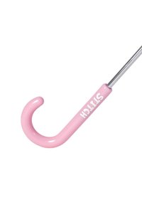 Manico dell'ombrello curvo rosa con asta in metallo argentato e la parola "STITCH" stampata in bianco sul manico.