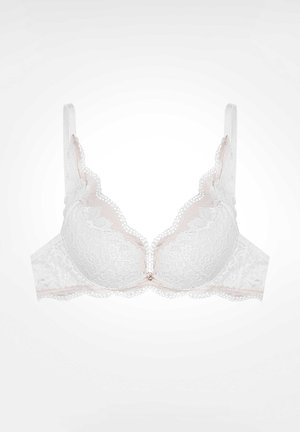 Biały koronkowy biustonosz push-up z kwiatowymi wzorami, falistymi brzegami, regulowanymi ramiączkami oraz małym ozdobnym zawieszonym na środku z przodu.