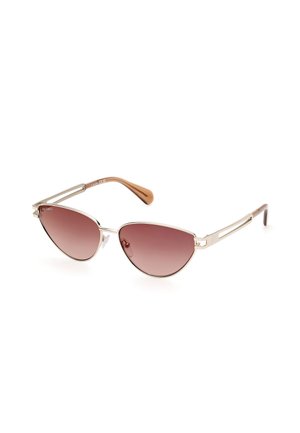 Occhiali da sole a forma di gatto con lenti gradiente rosa scuro, montatura in metallo e estremità in plastica marrone. Presentano eleganti dettagli laterali e una finitura lucida.