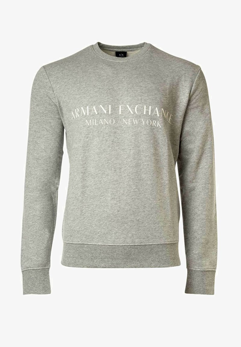 Felpa grigia in cotone misto con maniche lunghe, colletto tondo e stampa "ARMANI EXCHANGE MILANO / NEW YORK" sulla parte anteriore.