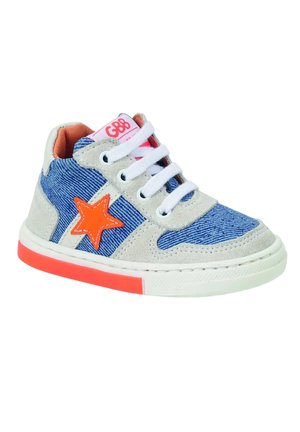 Baskets enfant avec panneaux en denim bleu et daim gris, lacets blancs, étoile orange sur le côté et semelle en caoutchouc orange et blanche.