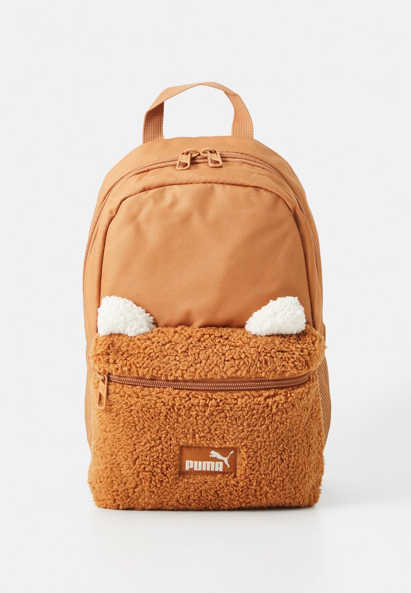 Mochila naranja con un panel inferior texturizado, que presenta acentos blancos y peludos que asemejan orejas, un bolsillo frontal con cremallera y el logo de Puma.