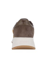 Sneaker in suede marrone con dettagli in pelle, vista posteriore. Presenta un tallone bianco e una suola di colore chiaro. Logo "JOOP!" impresso sul tallone.
