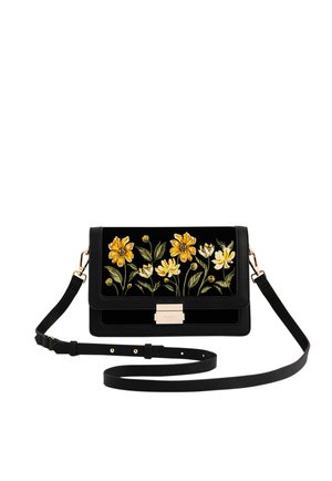 Črna usnjena torbica čez ramo z rumenimi in belimi vezenimi cvetovi ter zlatim zaponkom in nastavljivim trakom.