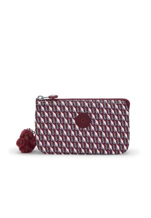 Taske med et geometrisk mønster i rød og blå, med en maroon lynlås og en fluffy pom-pom charm vedhæftet. Der er en læderlogo detalje.