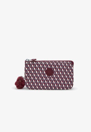 Handtas met een geometrisch patroon in rood en blauw, met een bordeaux ritssluiting en een donzige pompon-sieraad eraan bevestigd. Leer logo-detail aanwezig.