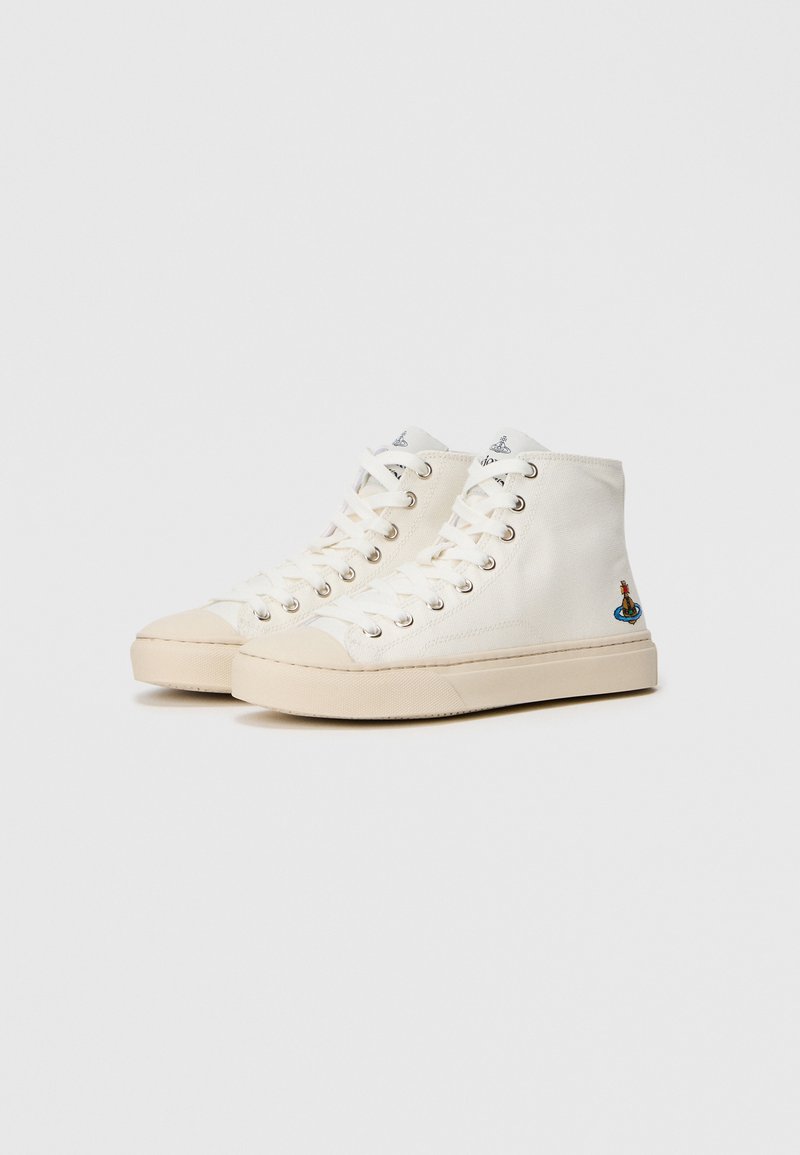 High-Top Sneakers aus cremefarbenem Canvas mit beigefarbenen Gummisohlen, ausgestattet mit silbernen Ösen und einem bunten gestickten Detail an der Außenseite.