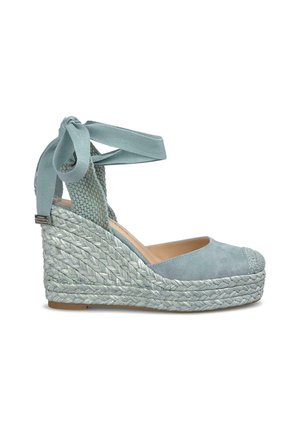 Lichtblauwe sleehak espadrille met gevlochten jutezool, gesloten neus, mesh enkelondersteuning en stoffen veter rond de enkel.