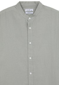 Hellgrünes, bequeme Passform-Hemd mit Stehkragen, vorderem Knopfverschluss und glattem Gewebe. Mit sechs Knöpfen und Markenetiketten.