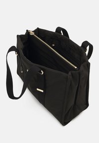 Sort stofnetpose med to håndtag, guldfarvet lynlås og flere indvendige rum til organisering. Tekstureret yderside.