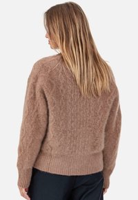 Brauner Strickpullover mit strukturiertem Zopfmuster, geripptem Saum und Bündchen, gefertigt aus weichem, flauschigem Material. Ansicht zeigt Rückseite und Seite.