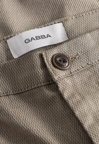 Gabba PISA K3280 DALE PANTS - Pantalones chinos - humus