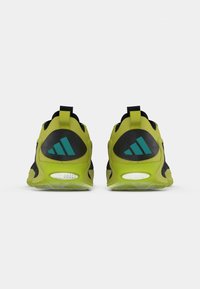 Ténis atléticos verde brilhante vistos do calcanhar, com detalhes pretos, logo da Adidas em azul-turquesa e texto "BOOST" na sola.