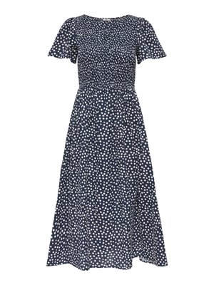 Robe midi bleu marine à pois blancs, avec des manches courtes volantées, un corsage smocké et une jupe évasée.