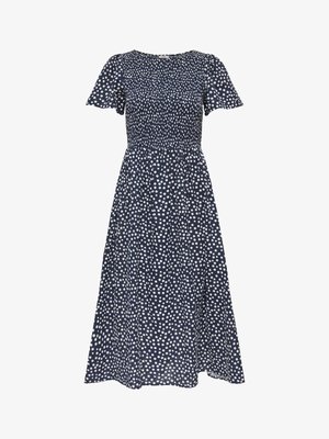 Robe midi bleu marine à pois blancs, avec des manches courtes volantées, un corsage smocké et une jupe évasée.