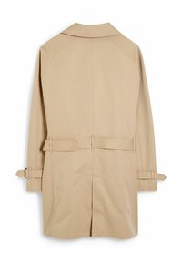 Beige trench coat s klasickým límcem, páskem v pase a dlouhými rukávy. Obsahuje zadní rozparek a prošívané detaily na manžetách.
