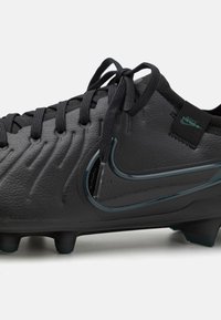 Černé fotbalové kopačky s texturovaným koženým svrškem, s černými tkaničkami a výrazným lesklým Nike logem ve tyrkysové barvě na boku.