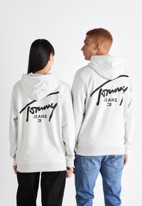 Tommy Jeans ENTRY GRAPHIC HOODIE UNISEX - Sportska majica - silver grey