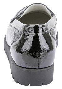 Schwarzer Lacklederschuh mit runder Form, glatter Textur und kontrastierender Gummisohle. Verfügt über ein einfaches, elegantes Design.