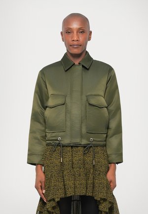 Kaki grøn cropped bomberjakke i satinfinish med to frontlommer med flap, snoretræk i kanten og en klassisk krave.
