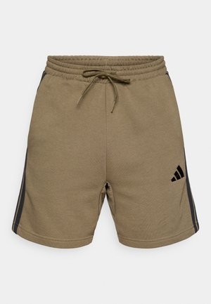 Olivgrüne Shorts mit elastischem Bund, verstellbarem Kordelzug und schwarzen Seitenstreifen. Mit Adidas-Logo unten links.