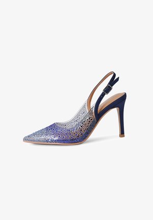 Slingback pumps met spitse neus, versierd met blauw verlopende strasstenen en een marineblauwe enkelband met gespsluiting.