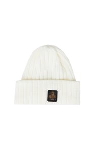 Beanie bianco a coste con risvolto, dotato di un'etichetta rettangolare nera con un logo in oro. Texture morbida, design accogliente.