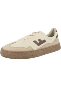Kremowe skórzane sneakersy z brązowymi akcentami, teksturowana brązowa gumowa podeszwa oraz gładki, zaokrąglony czubek. Posiada sznurowanie i logo na boku.