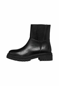 Botte cheville en cuir noir avec panneaux latéraux élastiques, bout arrondi, semelle épaisse à crampons et texture lisse. Design minimaliste et construction robuste.