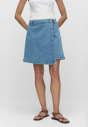 Lichte blauwe denim A-lijn rok met een wikkelontwerp, knoopsluiting en een zoom die tot halverwege de dij komt. Zachte textuur en casual stijl.