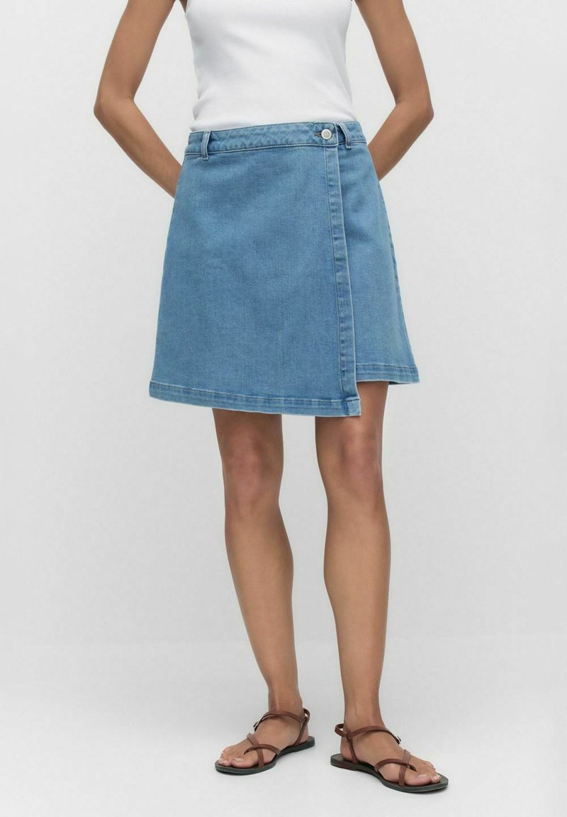 Vaaleansininen denimpitkä A-linjainen hame, jossa on kietaisumalli, napituskiristys ja halkio, joka ulottuu reiden puoliväliin. Yksinkertainen rakenne ja rento tyyli.