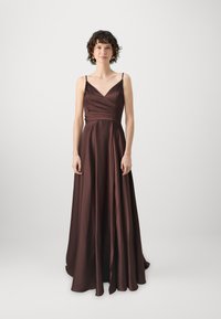 Μπρονζέ σατέν βραδινό φόρεμα με εφαρμοστό κορσέ, πτυχές και λεπτές τιράντες. Ροϊκό φουστάνι που φτάνει μέχρι το πάτωμα.